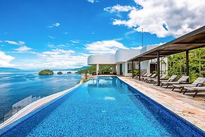 Luxurious Upscale Condo w/ Wraparound Oceanfront View & Shared Pool