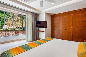 Luxurious Upscale Condo w/ Wraparound Oceanfront View & Shared Pool