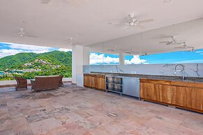 Luxurious Upscale Condo w/ Wraparound Oceanfront View & Shared Pool