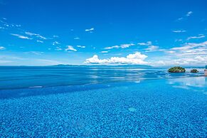 Luxurious Upscale Condo w/ Wraparound Oceanfront View & Shared Pool
