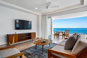 Luxurious Upscale Condo w/ Wraparound Oceanfront View & Shared Pool