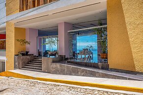 Luxurious Upscale Condo w/ Wraparound Oceanfront View & Shared Pool