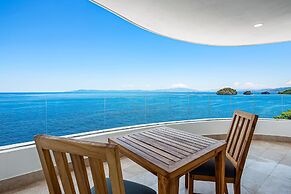 Luxurious Upscale Condo w/ Wraparound Oceanfront View & Shared Pool