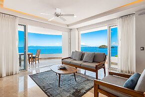 Luxurious Upscale Condo w/ Wraparound Oceanfront View & Shared Pool
