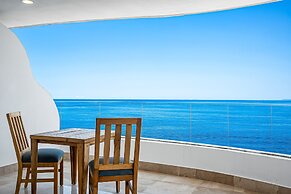 Luxurious Upscale Condo w/ Wraparound Oceanfront View & Shared Pool