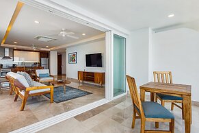 Luxurious Upscale Condo w/ Wraparound Oceanfront View & Shared Pool