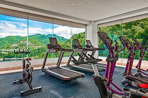 Luxurious Upscale Condo w/ Wraparound Oceanfront View & Shared Pool