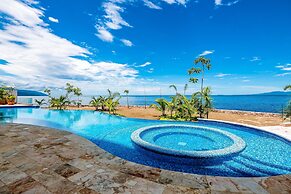 Luxurious Upscale Condo w/ Wraparound Oceanfront View & Shared Pool