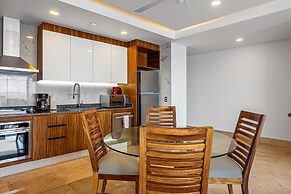 Luxurious Upscale Condo w/ Wraparound Oceanfront View & Shared Pool