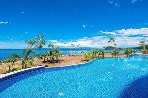 Luxurious Upscale Condo w/ Wraparound Oceanfront View & Shared Pool