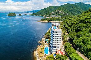 Luxurious Upscale Condo w/ Wraparound Oceanfront View & Shared Pool