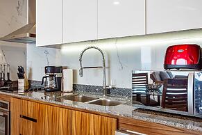 Luxurious Upscale Condo w/ Wraparound Oceanfront View & Shared Pool