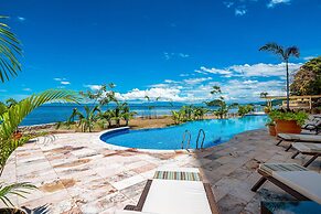 Luxurious Upscale Condo w/ Wraparound Oceanfront View & Shared Pool