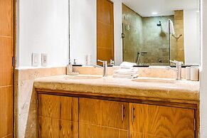 Stylish Condo With Covered Balcony, Pool & Pool Tables