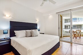 Stylish Condo With Covered Balcony, Pool & Pool Tables