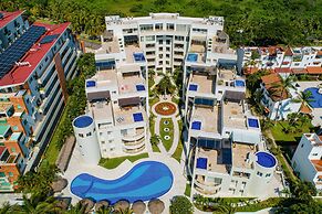 Stylish Condo With Covered Balcony, Pool & Pool Tables
