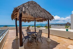 Stylish Condo With Covered Balcony, Pool & Pool Tables