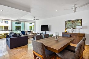 Stylish Condo With Covered Balcony, Pool & Pool Tables