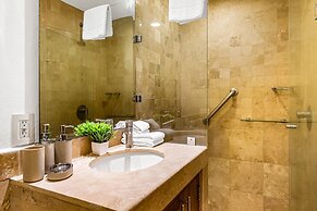 Stylish Condo With Covered Balcony, Pool & Pool Tables