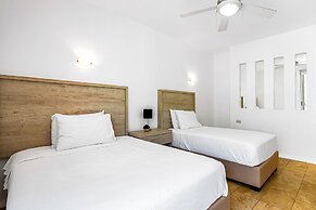 Stylish Condo With Covered Balcony, Pool & Pool Tables