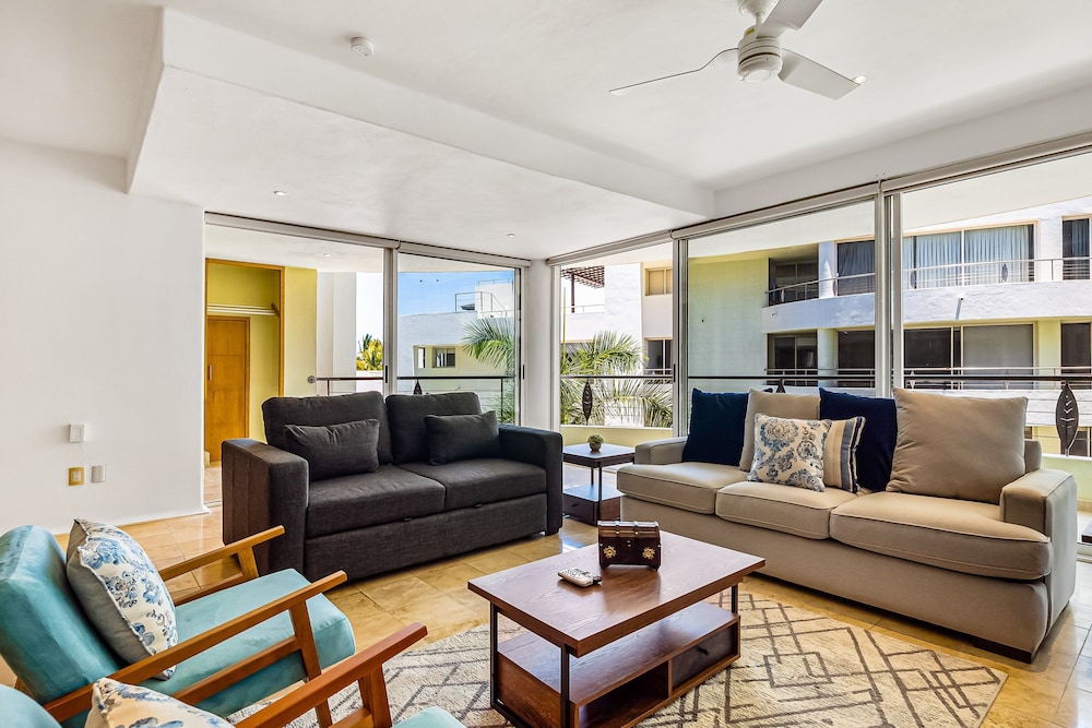 Stylish Condo With Covered Balcony, Pool & Pool Tables