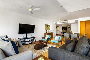 Stylish Condo With Covered Balcony, Pool & Pool Tables
