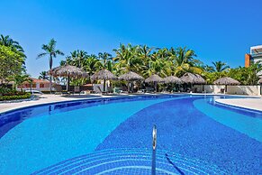Stylish Condo With Covered Balcony, Pool & Pool Tables