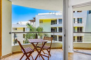 Stylish Condo With Covered Balcony, Pool & Pool Tables
