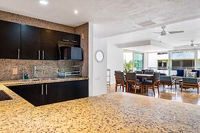 Stylish Condo With Covered Balcony, Pool & Pool Tables