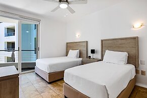 Stylish Condo With Covered Balcony, Pool & Pool Tables
