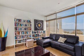 Stylish Condo With Covered Balcony, Pool & Pool Tables