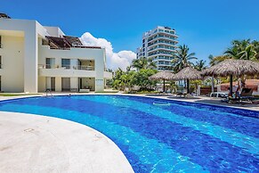 Stylish Condo With Covered Balcony, Pool & Pool Tables