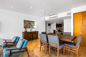 Stylish Condo With Covered Balcony, Pool & Pool Tables