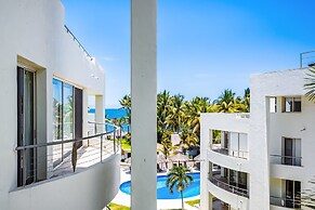 Stylish Condo With Covered Balcony, Pool & Pool Tables