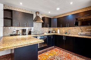 Stylish Condo With Covered Balcony, Pool & Pool Tables