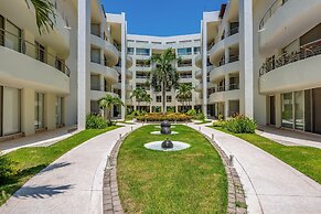 Stylish Condo With Covered Balcony, Pool & Pool Tables