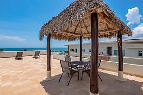 Stylish Condo With Covered Balcony, Pool & Pool Tables