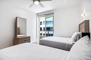 Stylish Condo With Covered Balcony, Pool & Pool Tables