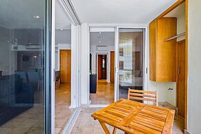 Stylish Condo With Covered Balcony, Pool & Pool Tables