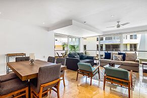 Stylish Condo With Covered Balcony, Pool & Pool Tables