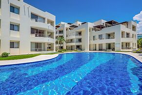 Stylish Condo With Covered Balcony, Pool & Pool Tables