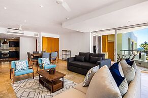 Stylish Condo With Covered Balcony, Pool & Pool Tables