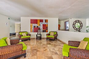 Stylish Condo With Covered Balcony, Pool & Pool Tables