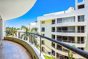 Stylish Condo With Covered Balcony, Pool & Pool Tables