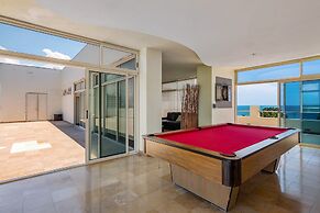 Stylish Condo With Covered Balcony, Pool & Pool Tables
