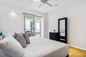 Stylish Condo With Covered Balcony, Pool & Pool Tables