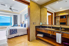 Inviting Waterfront Condo With Amazing Pool, Balcony & W/D