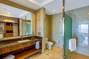 Inviting Waterfront Condo With Amazing Pool, Balcony & W/D