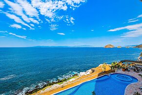 Inviting Waterfront Condo With Amazing Pool, Balcony & W/D