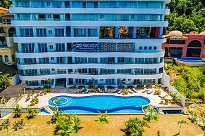 Inviting Waterfront Condo With Amazing Pool, Balcony & W/D